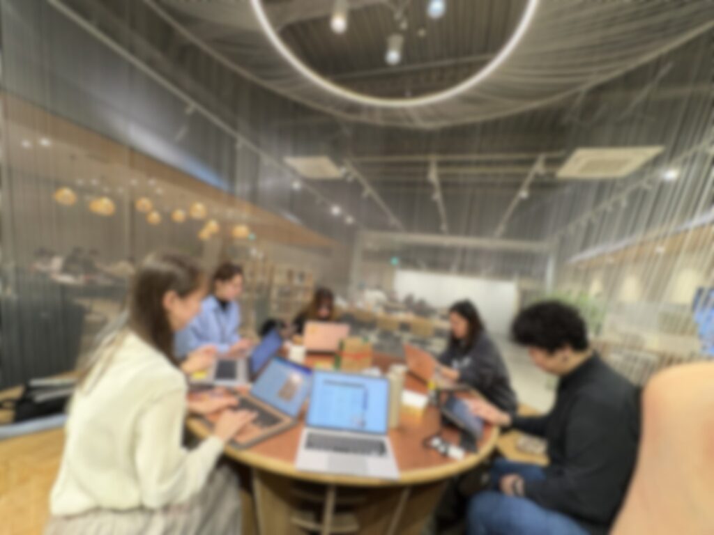 それぞれが自分の課題に向き合いながら、同じ空間で作業を進める様子