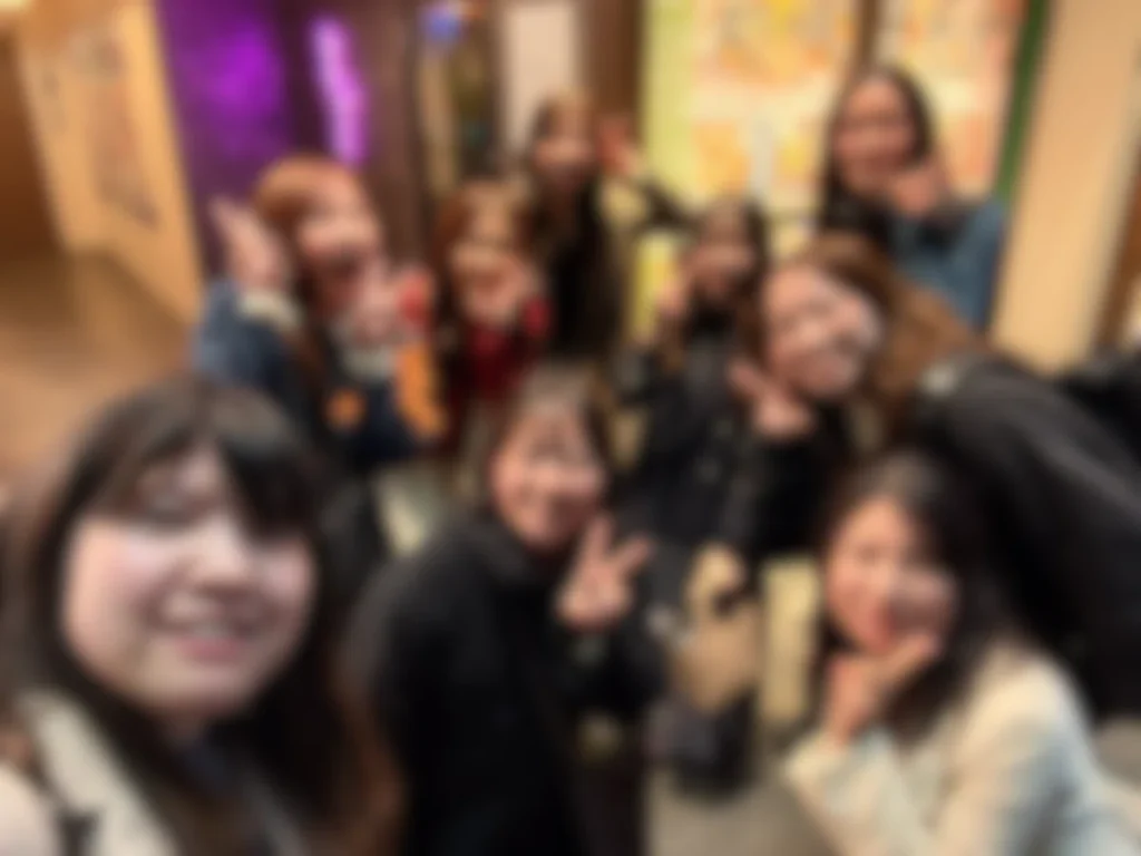 オフ会で集まった仲間たちやメンターたちと楽しむ様子
