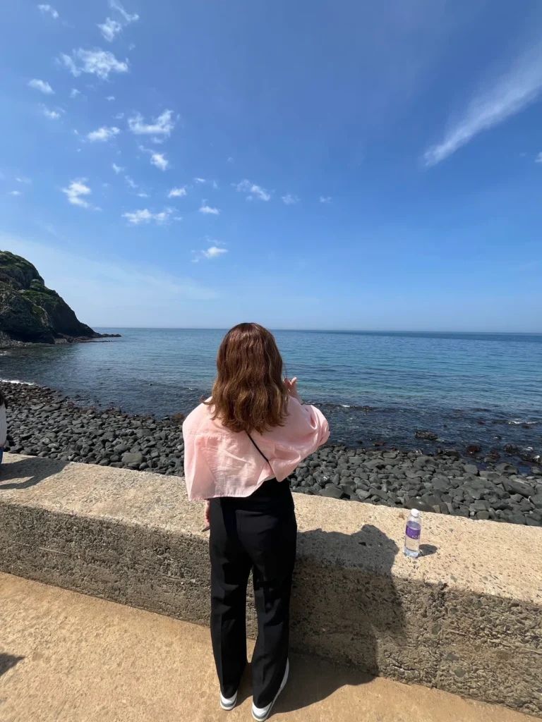 時間を気にせず、沖縄の海に癒されるともみさんの姿
