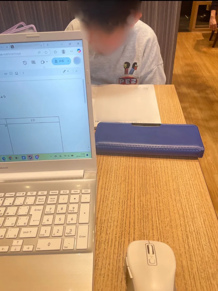 子供と宿題をしながらカフェ仕事を進める様子