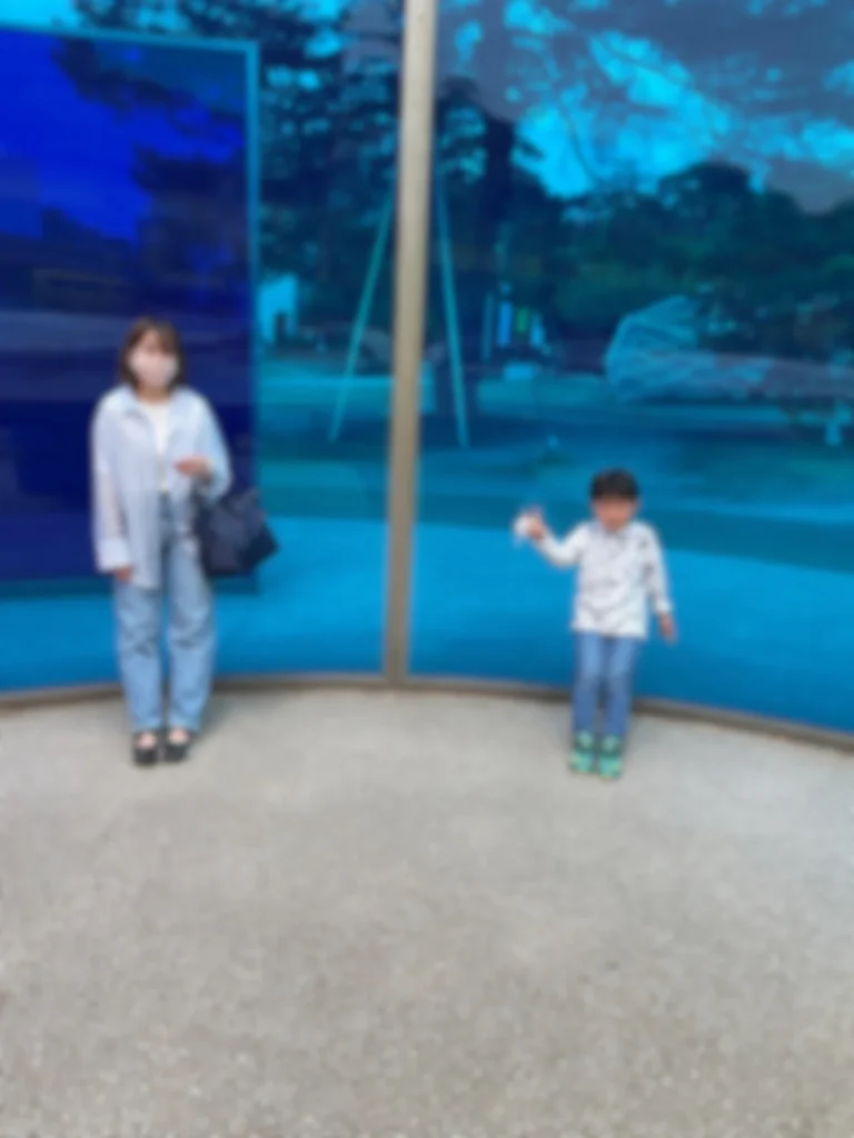石川県の21世紀美術館へ出かけた際のお子さんとの2ショット