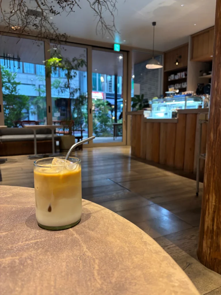 カフェで過ごすことが、現在も好きだというゆらさんも当時は葛藤していた
