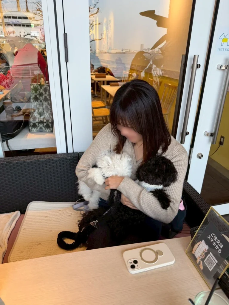 愛犬とカフェで戯れるゆらさんの姿
