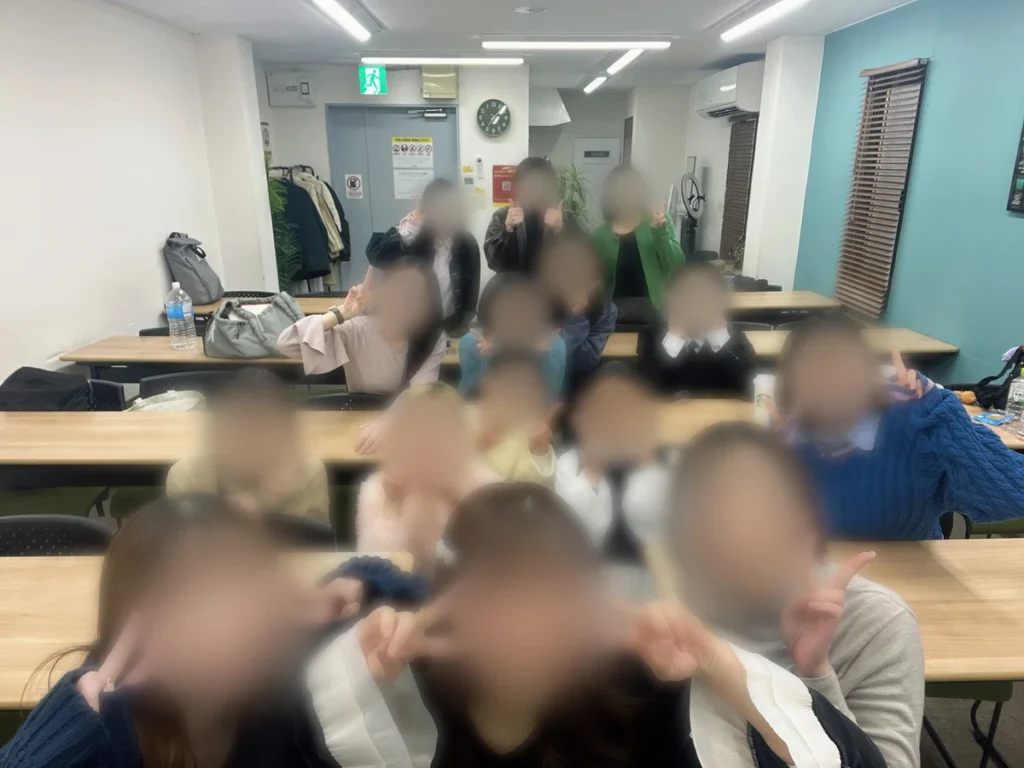 メンターや仲間と出会い、一人ではない環境で挑戦を続けたRさんと仲間の姿
