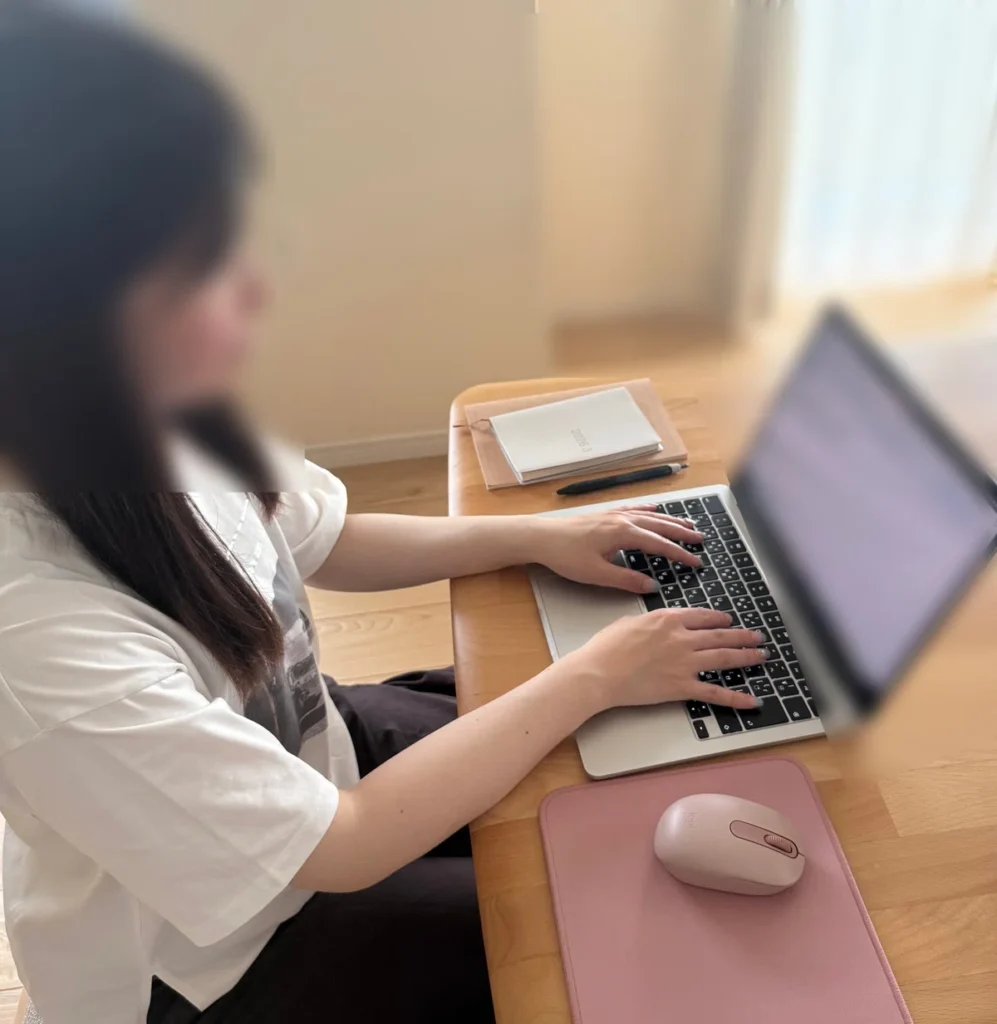 自宅で複数の案件に取り組む現在のまりえさん

