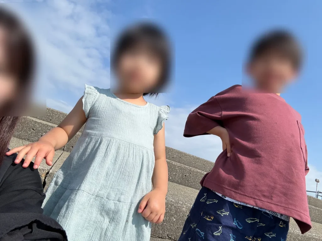 家族4人でゆっくりと旅行を楽しむ姿
